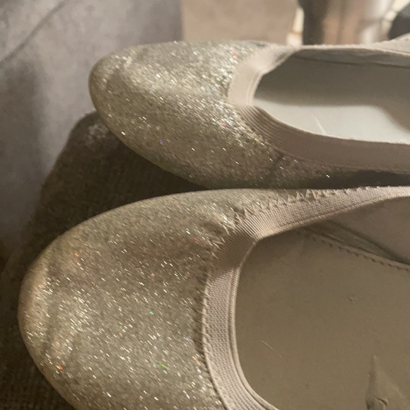 Cherokee Size 5 Silver slippers Very little signs of wear - Picture 5 of 5